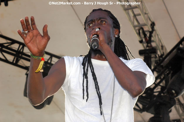 Beenie Man - Explosion - Red Stripe Reggae Sumfest 2007 - Thursday, July 19, 2007 - Red Stripe Reggae Sumfest 2007 at Catherine Hall, Montego Bay, St James, Jamaica W.I. - Negril Travel Guide, Negril Jamaica WI - http://www.negriltravelguide.com - info@negriltravelguide.com...!