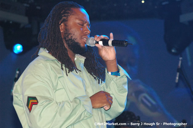 Dwayne Stephenson - Red Stripe Reggae Sumfest 2007 - Zenith - Saturday, July 21, 2007 - Catherine Hall, Montego Bay, St James, Jamaica W.I. - Negril Travel Guide, Negril Jamaica WI - http://www.negriltravelguide.com - info@negriltravelguide.com...!