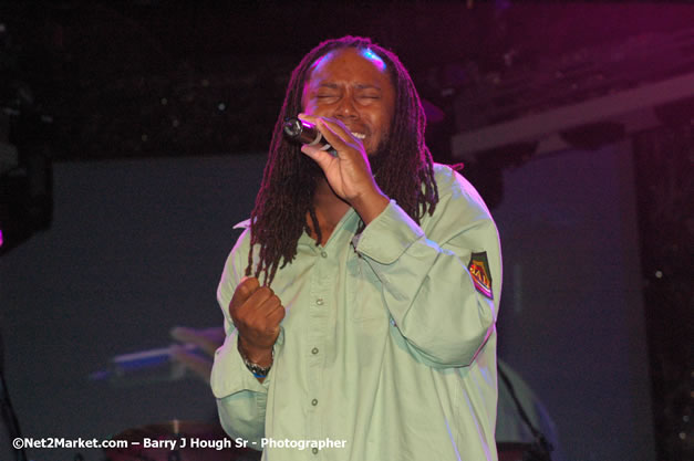 Dwayne Stephenson - Red Stripe Reggae Sumfest 2007 - Zenith - Saturday, July 21, 2007 - Catherine Hall, Montego Bay, St James, Jamaica W.I. - Negril Travel Guide, Negril Jamaica WI - http://www.negriltravelguide.com - info@negriltravelguide.com...!