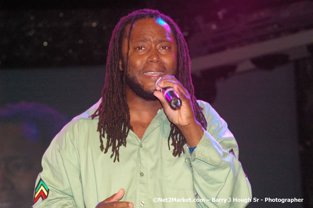 Dwayne Stephenson - Red Stripe Reggae Sumfest 2007 - Zenith - Saturday, July 21, 2007 - Catherine Hall, Montego Bay, St James, Jamaica W.I. - Negril Travel Guide, Negril Jamaica WI - http://www.negriltravelguide.com - info@negriltravelguide.com...!