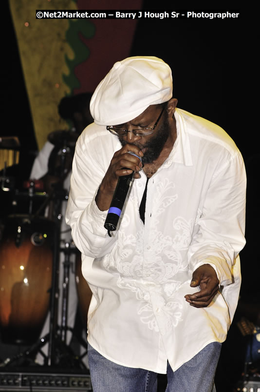 Beres Hammond @ Red Stripe Reggae Sumfest 2008 International Night 2, Catherine Hall, Montego Bay - Saturday, July 19, 2008 - Reggae Sumfest 2008 July 13 - July 19, 2008 - Photographs by Net2Market.com - Barry J. Hough Sr. Photojournalist/Photograper - Photographs taken with a Nikon D300 - Negril Travel Guide, Negril Jamaica WI - http://www.negriltravelguide.com - info@negriltravelguide.com...!