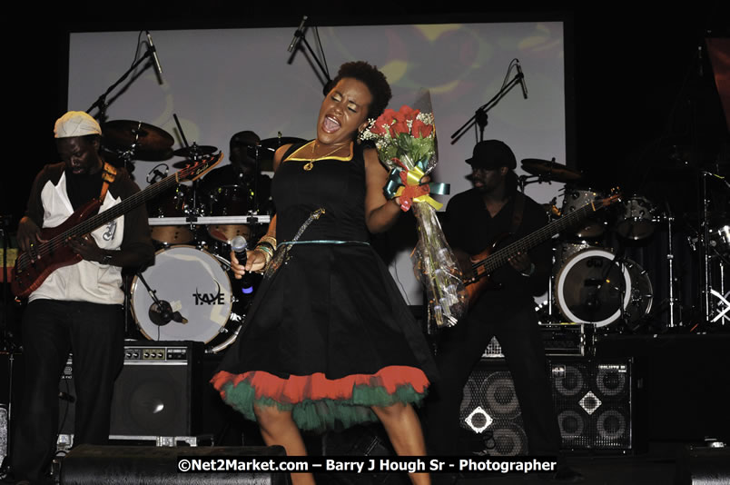 Etana @ Red Stripe Reggae Sumfest 2008 International Night 2, Catherine Hall, Montego Bay - Saturday, July 19, 2008 - Reggae Sumfest 2008 July 13 - July 19, 2008 - Photographs by Net2Market.com - Barry J. Hough Sr. Photojournalist/Photograper - Photographs taken with a Nikon D300 - Negril Travel Guide, Negril Jamaica WI - http://www.negriltravelguide.com - info@negriltravelguide.com...!