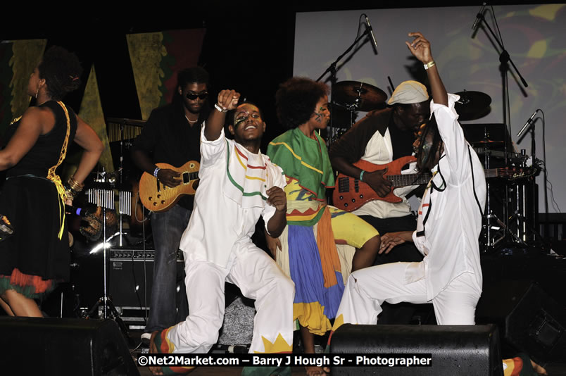 Etana @ Red Stripe Reggae Sumfest 2008 International Night 2, Catherine Hall, Montego Bay - Saturday, July 19, 2008 - Reggae Sumfest 2008 July 13 - July 19, 2008 - Photographs by Net2Market.com - Barry J. Hough Sr. Photojournalist/Photograper - Photographs taken with a Nikon D300 - Negril Travel Guide, Negril Jamaica WI - http://www.negriltravelguide.com - info@negriltravelguide.com...!