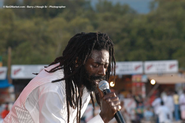 Buju Banton - Red Stripe Reggae Sumfest 2006 - The Summit - Jamaica's Greatest, The World's Best - Saturday, July 22, 2006 - Montego Bay, Jamaica - Negril Travel Guide, Negril Jamaica WI - http://www.negriltravelguide.com - info@negriltravelguide.com...!