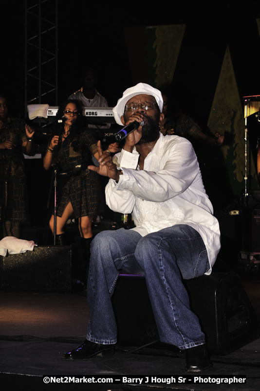 Beres Hammond @ Reggae Sumfest 2008 International Night 2, Catherine Hall, Montego Bay - Saturday, July 19, 2008 - Reggae Sumfest 2008 July 13 - July 19, 2008 - Photographs by Net2Market.com - Barry J. Hough Sr. Photojournalist/Photograper - Photographs taken with a Nikon D300 - Negril Travel Guide, Negril Jamaica WI - http://www.negriltravelguide.com - info@negriltravelguide.com...!