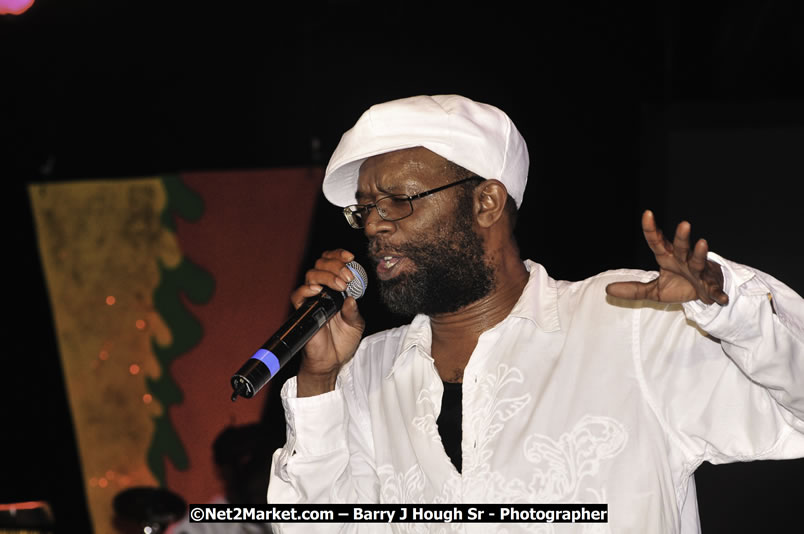 Beres Hammond @ Reggae Sumfest 2008 International Night 2, Catherine Hall, Montego Bay - Saturday, July 19, 2008 - Reggae Sumfest 2008 July 13 - July 19, 2008 - Photographs by Net2Market.com - Barry J. Hough Sr. Photojournalist/Photograper - Photographs taken with a Nikon D300 - Negril Travel Guide, Negril Jamaica WI - http://www.negriltravelguide.com - info@negriltravelguide.com...!