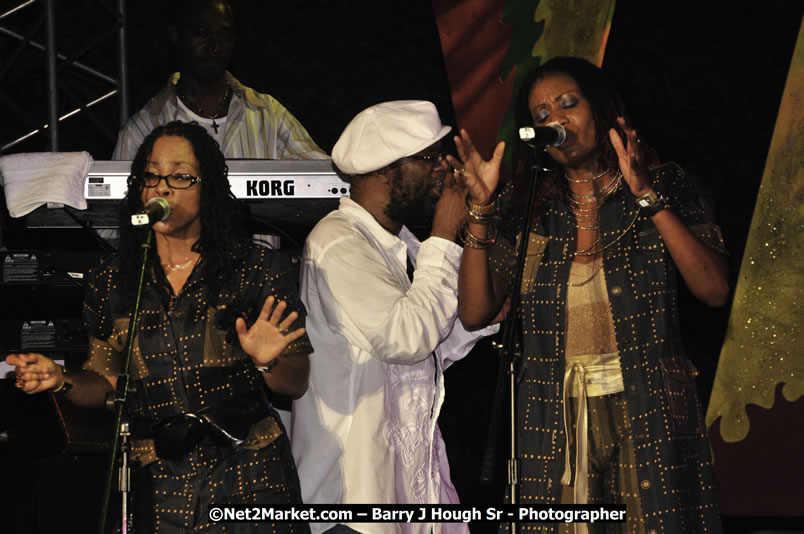 Beres Hammond @ Reggae Sumfest 2008 International Night 2, Catherine Hall, Montego Bay - Saturday, July 19, 2008 - Reggae Sumfest 2008 July 13 - July 19, 2008 - Photographs by Net2Market.com - Barry J. Hough Sr. Photojournalist/Photograper - Photographs taken with a Nikon D300 - Negril Travel Guide, Negril Jamaica WI - http://www.negriltravelguide.com - info@negriltravelguide.com...!