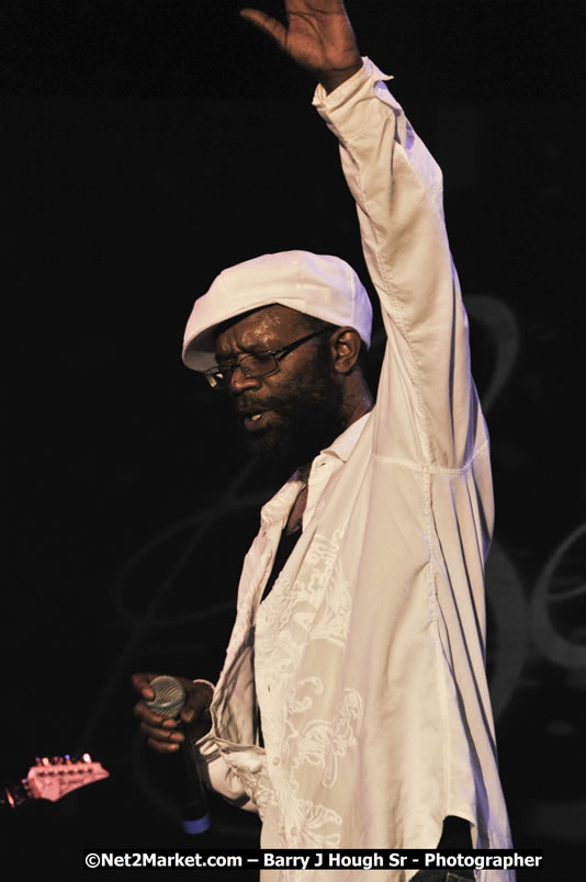 Beres Hammond @ Reggae Sumfest 2008 International Night 2, Catherine Hall, Montego Bay - Saturday, July 19, 2008 - Reggae Sumfest 2008 July 13 - July 19, 2008 - Photographs by Net2Market.com - Barry J. Hough Sr. Photojournalist/Photograper - Photographs taken with a Nikon D300 - Negril Travel Guide, Negril Jamaica WI - http://www.negriltravelguide.com - info@negriltravelguide.com...!