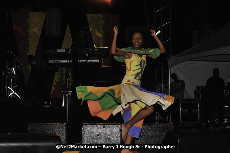 Etana @ Reggae Sumfest 2008 International Night 2, Catherine Hall, Montego Bay - Saturday, July 19, 2008 - Reggae Sumfest 2008 July 13 - July 19, 2008 - Photographs by Net2Market.com - Barry J. Hough Sr. Photojournalist/Photograper - Photographs taken with a Nikon D300 - Negril Travel Guide, Negril Jamaica WI - http://www.negriltravelguide.com - info@negriltravelguide.com...!