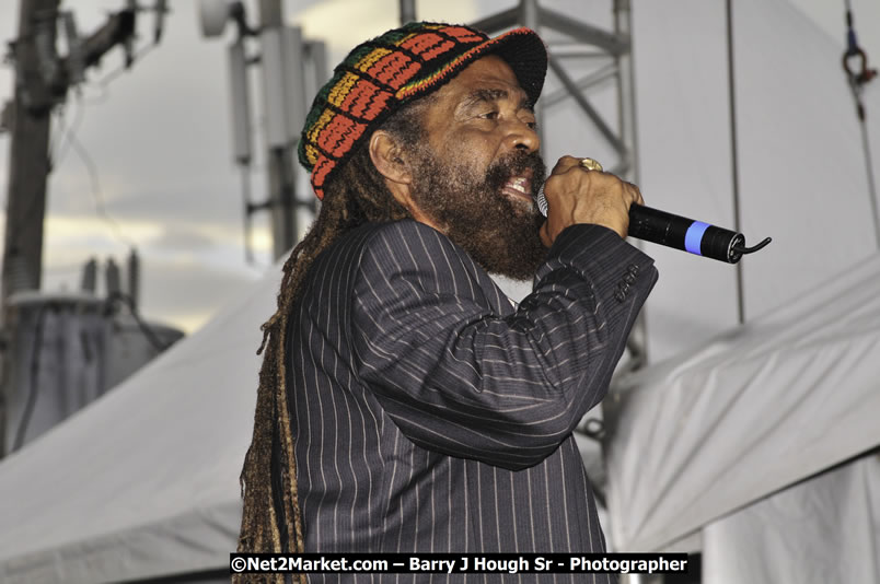 John Holt @ Reggae Sumfest 2008 International Night 2, Catherine Hall, Montego Bay - Saturday, July 19, 2008 - Reggae Sumfest 2008 July 13 - July 19, 2008 - Photographs by Net2Market.com - Barry J. Hough Sr. Photojournalist/Photograper - Photographs taken with a Nikon D300 - Negril Travel Guide, Negril Jamaica WI - http://www.negriltravelguide.com - info@negriltravelguide.com...!